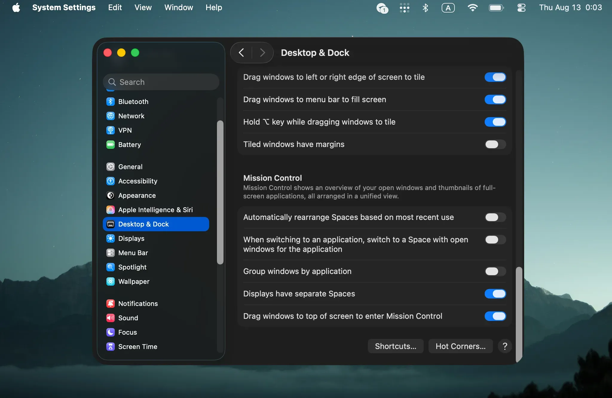 システム設定の「デスクトップと Dock」画面。下部に「Hot Corners…」ボタンがある